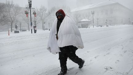 Les températures étaient si glaciales à Boston que cet habitant s'est emmitouflé dans une couette pour sortir de chez lui. (SPENCER PLATT / GETTY IMAGES NORTH AMERICA / AFP)