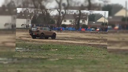 Le 4x4 de l'Armée de Terre filmé par un bénévole de l'Auberge des migrants en train de réaliser des dérapages devant un camp de migrants à Calais, dimanche 19 décembre 2021. (CAPTURE ECRAN TWITTER)