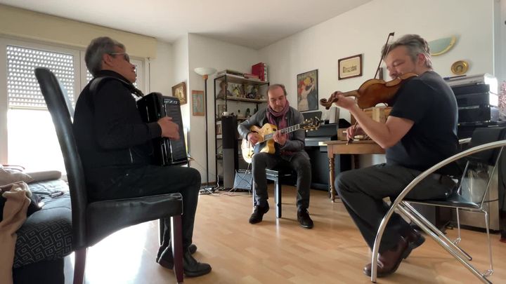 Dernière répétition avant le concert du 14 mai : Marcel Loeffler (à gauche), Engé Helmstetter (au centre) et son frère, Tchatcho Helmstetter (à droite). (France 3 Alsace)