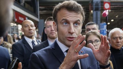 Emmanuel Macron en visite au Salon de l'agriculture, à Paris, le 25 février 2023. (LUDOVIC MARIN / AFP)