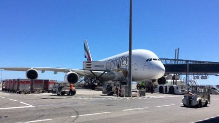 Le 1er juillet 2017, le premier Airbus A380 d'Emirates atterrit sur l'aéroport de Nice-Côte d'Azur, en provenance de Dubaï. (LAURENT VAREILLE / FRANCE-BLEU AZUR)