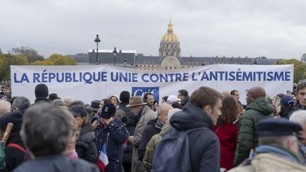 Le cortège de la marche contre l'antisémitisme place des Invalides à Paris le 12 novembre 2023. (CLAIRE SERIE / HANS LUCAS)