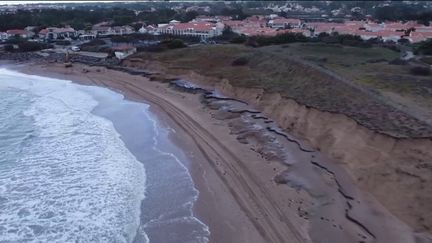 Sur les plages landaises, comme en Vendée, l'érosion côtière risque de menacer certaines habitations. Un phénomène qui devrait s'accentuer ces prochaines années avec le réchauffement climatique.