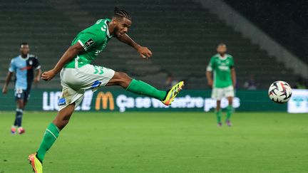 Le défenseur stéphanois Marwann Nzuzi lors du match contre Le Havre au stade Geoffroy-Guichard de Saint-Étienne le 24 août 2024. (EMMANUEL DUNAND / AFP)