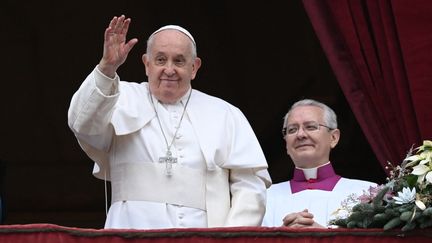 Le pape François bénit la foule rassemblée devant la basilique Saint-Pierre, au Vatican, à l'occasion de son discours Urbi et Orbi ("à la ville et au monde"), le 25 décembre 2023. (TIZIANA FABI / AFP)