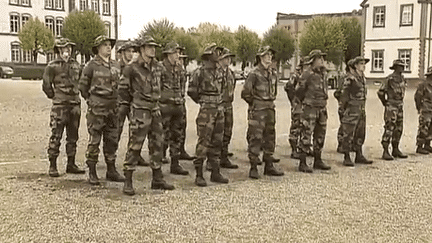 Les volontaires du service militaire sont en formation