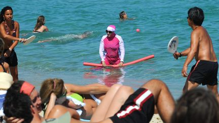 &nbsp; (Une baigneuse en burkini, sur la plage de Pampelonne à Saint-Tropez, le 12 août 2009 © Maxppp)