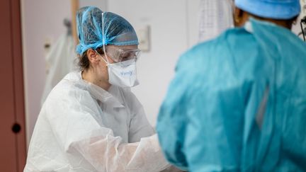 Des soignants à la clinique Ambroise Paré de Neuilly-sur-Seine (Hauts-de-Seine), le 28 avril 2020. (JULIE LIMONT / HANS LUCAS / AFP)