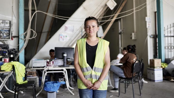 Cansel Aslan, du collectif Solidarité séisme Hatay, dans son entrepôt à Samandag (Turquie), le 12 mai 2023. (PIERRE-LOUIS CARON / FRANCEINFO)