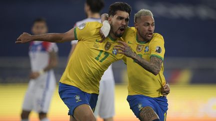 Lucas Paqueta et Neymar célèbrent l'ouverture du score du Brésil face au Chili lors des quarts de finale de la Copa America, le 2 juillet 2021. (CARL DE SOUZA / AFP)