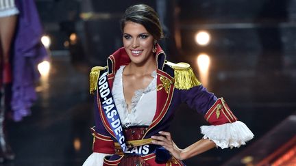 Iris Mittenaere, Miss France 2016, lors du concours, le 19 décembre 2015 à Lille (Nord).&nbsp; (PHILIPPE HUGUEN / AFP)