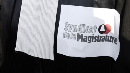 Un membre du Syndicat de la magistrature manifeste devant le palais de Justice de Bobigny, le 29 septembre 2006. (STEPHANE DE SAKUTIN / AFP)