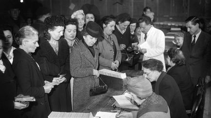 Le 24 mars 1944, lors de l'assembl&eacute;e consultative provisoire, un amendement est adopt&eacute; par 51 voix contre 16. Cette fois, c'est fait. Le 29 avril 1945, les Fran&ccedil;aises votent pour la premi&egrave;re fois, comme ici &agrave; Paris, &agrave; l'occasion des &eacute;lections municipales. ( AFP )