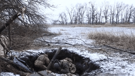 La question des aides accordées à Kiev est source de tensions politiques aux États-Unis et dans l'Union européenne. Sur le front, les soldats ukrainiens sont contraints de limiter leurs tirs d'artillerie par manque de munitions, et de revoir à la baisse leurs ambitions. (franceinfo)