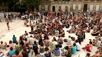 Assemblée générale des intermittents devant le Palais des Papes, Aviognon, juillet 2014
 (Culturebox)