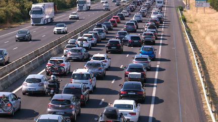 Des bouchons sur l'autoroute A7 au niveau de Portes-lès-Valence (Drôme), le 15 août 2022. (NICOLAS GUYONNET / HANS LUCAS / AFP)