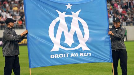 Un logo de l'OM est d&eacute;ploy&eacute;, le 12 ao&ucirc;t 2012, au stade Auguste-Delaune de Reims (Marne). (PHILIPPE HUGUEN / AFP)