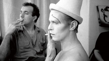 Ce jour-là, David voulait un maquillage de Pierrot. "Une cigarette coincée au coin des lèvres, il (le maquilleur Richard Sharah) avait toujours avec lui une trousse à maquillage crasseuse (il pouvait se servir de sa boîte de maquillage comme d'une palette de peintre – à cet égard il tenait un peu de Jackson Pollock, il y avait du maquillage un peu partout)", raconte son assistante de l'époque Sara Raeburn.
 (Brian Duffy  / « Bowie par Duffy – Cinq séances photo 1972-1980 de Kevin Cann et Chris Duffy est édité par Éditions Glénat.)