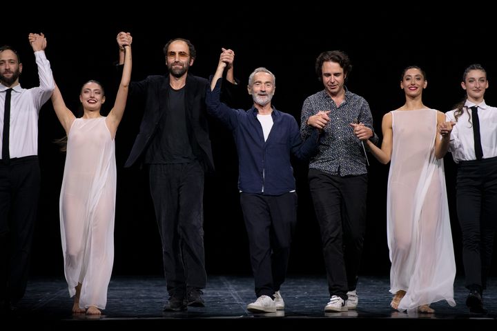 Thomas Bangalter, Angelin Preljocaj et Romain Dumas entourés des danseurs.&nbsp; (LAURENT PAILLIER / LE PICTORIUM / MAXPPP)