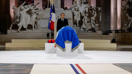 Emmanuel Macron lors de la panthéonisation de Maurice Genevoix, le 11 novembre 2020. (LUDOVIC MARIN / POOL / AFP POOL)