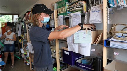 Un animateur range du matériel dans un bac lors d'une&nbsp;colonies de vacances pour les enfants de 6 à 8 ans à Muttersholtz (Bas-Rhin), le 28 juillet 2020. (THIERRY GACHON / MAXPPP)