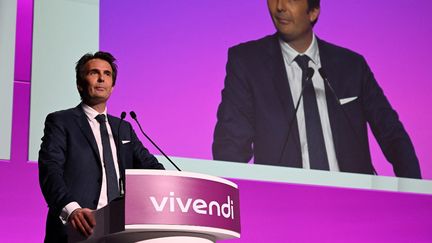 Le président du conseil de surveillance de Vivendi, Yannick Bolloré, prononce un discours lors de l'assemblée générale du groupe de médias français, à Paris, le 24 avril 2023. (ALAIN JOCARD / AFP)