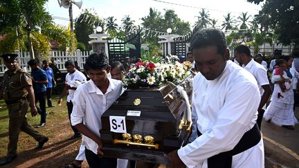 Des proches portent le cercueil d'une victime autour de l'église San Sebastian, à Negombo (ouest du&nbsp;Sri Lanka), le 23 avril 2019.&nbsp; (JEWEL SAMAD / AFP)