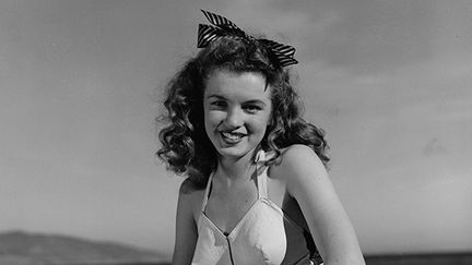 Marilyn Monroe, à l'époque où elle s'appellait encore&nbsp;Norma Jeane Mortenson. "Divine Marilyn" nous emmène aussi dans l'enfance de l'icône, avec des clichés d'enfance et ses premiers photoshoots en tant qu mannequin.&nbsp; (DE DIENES)