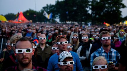 Des festivaliers assistent au concert en 3D donn&eacute; par le groupe allemand Krafwerk &agrave; Roskilde (Danemark), le 7 juillet 2013. (MAXPPP)