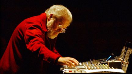 Le compositeur Pierre Henry durant un concert à Nantes (Loire-Atlantique), le 6 décembre 2002. (FRANK PERRY / AFP)