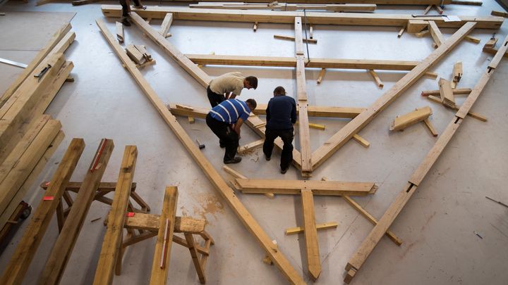 Des apprentis charpentiers travaillent sur la charpente de Notre-Dame de Paris à Gennevilliers, le 3 octobre 2019. (ERIC FEFERBERG / AFP)