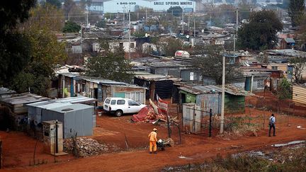 lors des élections municipales de 2016. «L’ANC, s’il maintient sa popularité dans les provinces rurales, perd du terrain dans les zones urbaines où de nouvelles couches sociales de jeunes diplômés noirs se sont installées. Pour cette population, le modèle de la réussite sociale n’est plus forcément le héros de la lutte anti-apartheid, mais celui qui a réussi à profiter de l’ascenseur social du Black Economic Empowerment, la discrimination positive. (…) Il semblerait que l’ANC n’a pas su séduire ces nouveaux urbains, plus attirés par le discours lisse et bien modelé par le libéralisme ambiant d’un Msumi Maimane, le dirigeant noir du parti Alliance démocratique (centriste et libéral)», explique «Mediapart».  
 (Siphiwe Sibeko / REUTERS)