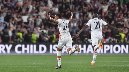 Les joueurs de West Ham Thilo Kehrer et Angelo Ogbonna célèbrent la victoire de leur équipe en finale de Ligue Europa Conférence face à la Fiorentina, à Prague, le 7 juin 2023. (MICHAL CIZEK / AFP)