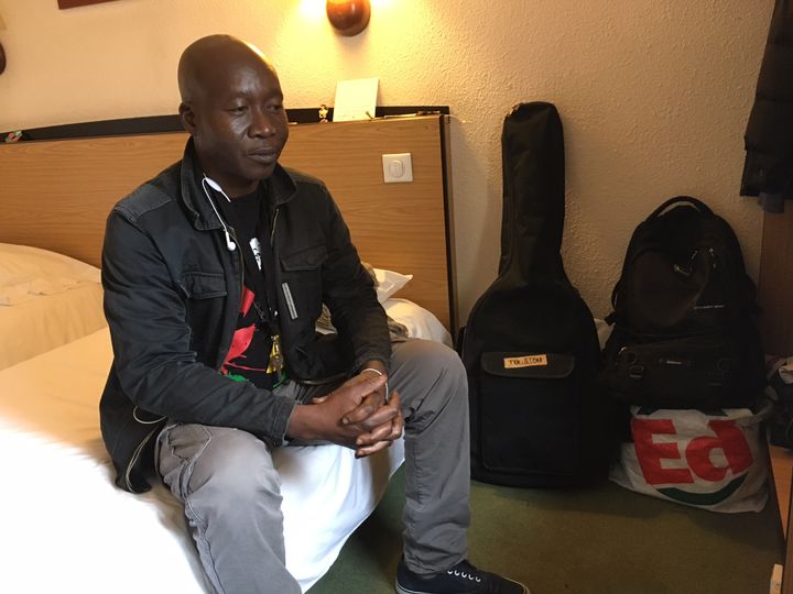 Tagara Traoré dans sa chambre d'hôtel à Saint-Denis, le 26 octobre. (ELISE LAMBERT/FRANCEINFO)