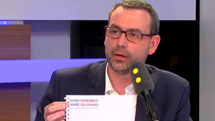 Philippe Rio, maire PCF de Grigny, était l'invité de franceinfo jeudi 26 avril. (FRANCEINFO)