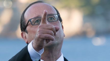 Fran&ccedil;ois Hollande assiste &agrave; une d&eacute;monstration de l'arm&eacute;e de l'air, &agrave; bord du porte-avion "Charles-de-Gaulle", dans le port de Toulon (Var), le 15 ao&ucirc;t 2014. (PHILIPPE WOJAZER / REUTERS)