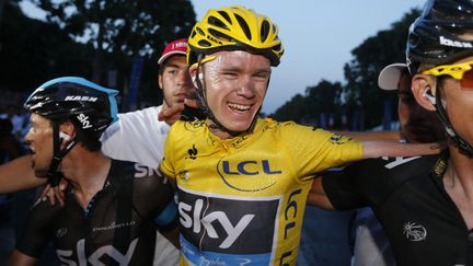 Le Britannique Chris Froome remporte le 100e Tour de France et exulte, le 21 juillet 2013, sur les Champs-Elys&eacute;es.&nbsp; (JOEL SAGET / AFP)