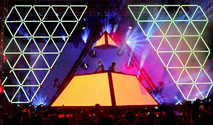 Les Daft Punk au sommet de la fameuse pyramide de leur live inauguré au festival de Coachella, le 29 avril 2006, à Indio (Californie, États-Unis). (KARL WALTER / GETTY IMAGES NORTH AMERICA)