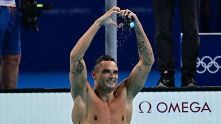 Un coeur avec les doigts adressé au public de Paris La Défense Arena. De nouveau médaillé, en bronze cette fois, en finale du 50 m nage libre, Florent Manaudou pouvait "kiffer" : le porte-drapeau a tenu son rang. (MANAN VATSYAYANA / AFP)