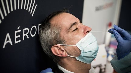 Un passager réalise un test de dépistage du Covid-19 à l'aéroport d'Orly (Val-de-Marne), le 6 novembre 2020. (ARTHUR NICHOLAS ORCHARD / HANS LUCAS / AFP)