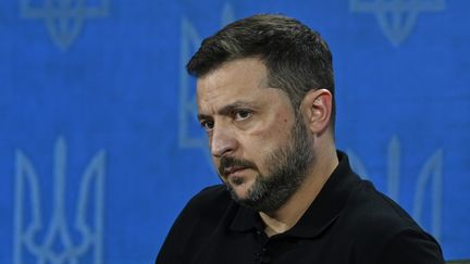 Le président ukrainien Volodymyr Zelensky participe à une conférence de presse à Kiev, le 27 août 2024. (SERGEI CHUZAVKOV / AFP)