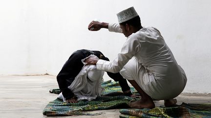 Un&nbsp;guérisseur&nbsp;à Zanzibar, en Tanzanie, en 2019. (NICKY MORAN WOO / REUTERS)