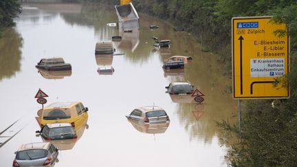 Les catastrophes climatiques, telles que les inondations meurtrières en Allemagne à la mi-juillet 2021,&nbsp;"seront plus critiques et plus développées", explique le climatologue Hervé Le Treut. (SEBASTIEN BOZON / AFP)