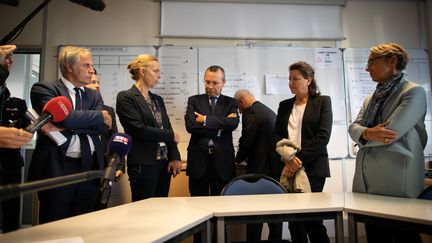 La ministre de la Santé Agnès Buzyn, son homologue de la Transition écologique, Elisabeth Borne, et le préfet de Seine-Maritime, Pierre-Andre Durand, lors d'un point presse sur l'incendie de l'usine de Lubrizol au Petit-Quevilly, le 27 septembre 2019.&nbsp; (LOU BENOIST / AFP)