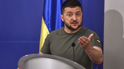 Le président ukrainien, Volodymyr Zelensky, participe à une conférence de presse à Sofia (Bulgarie), le 6 juillet 2023. (GEORGI PALEYKOV / NURPHOTO / AFP)