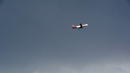 Un avion de la compagnie br&eacute;silienne TAM d&eacute;colle de l'a&eacute;roport de Sao Paulo (Br&eacute;sil), le 22 mars 2012. (YASUYOSHI CHIBA / AFP)