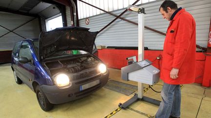 Un garagiste effectue un contr&ocirc;le technique &agrave; Lens (Pas-de-Calais), le 5 janvier 2012. (PHOTOPQR / LA VOIX DU NORD / MAXPPP)