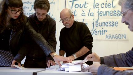 Des adh&eacute;rents du PCF lors du vote&nbsp;pour des listes communes avec le Parti socialiste d&egrave;s le 1er tour des municipales de 2014, le 19 octobre 2013 &agrave; Paris. (KENZO TRIBOUILLARD / AFP)