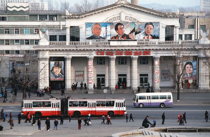 Rue de Pyongyang avec le cinéma (photo de 1999). 
 (SASSE/SIPA)