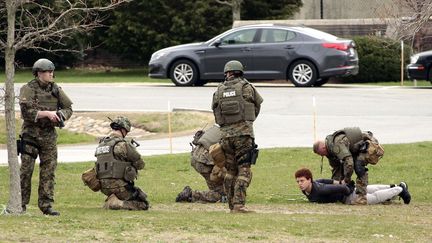 La police a arr&ecirc;t&eacute; et contraint un suspect non identifi&eacute; &agrave; se d&eacute;shabiller vendredi 19 avril 2013 avant de le rel&acirc;cher et d'admettre qu'il s'agissait d'un simple passant. (PETER PEREIRA/AP/SIPA)